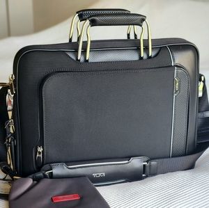 TUMI ARRIVE' HANNOVER SLIM BRIEF - BLACK  11.75"x15.5"x2.25"